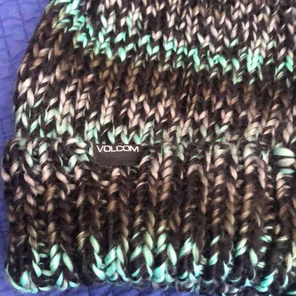NWT Volcom Women’s Chevron Beanie - Picture 3 of 4